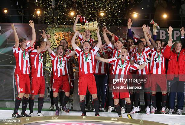 Mannschaftsfoto des Pokalsiegers FC Bayern Munchen Mark van Bommel mit dem Pokal bei der Ehrung Deutscher Pokalsieger und Doublegewinner 2010 FC...