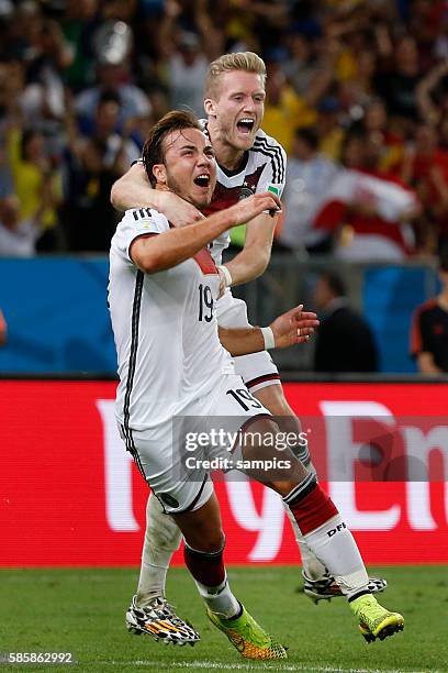 Torjubel des Torschützen zum Siegtreffer Mario Götze Goetze Deutschland Germany mit Andre Schürle Schuerle Deutschland Fussball Weltmeister...