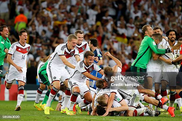 Schlussjubel der deutschen Mannschaft mit Mats Hummels Deutschland Benedikt Höwedes Deutschland Mario Götze Goetze Deutschland Germany Ginter Kevin...