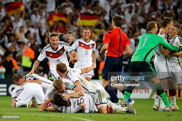 Schlussjubel der deutschen Mannschaft mit Mats Hummels Deutschland Per Mertesacker Deutschland Benedikt Höwedes Deutschland Durm Fussball Weltmeister...