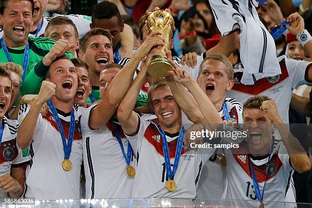 Phlipp Lahm Deutschland Germany mit WM Pokal Weltmeisterschaftspokal bei der siegerehrung Kevin Grosskreutz Thomas Müller Müller Deutschland Fussball...