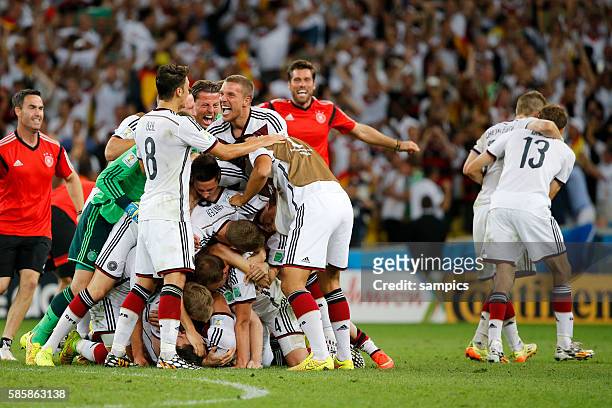Schlussjubel der deutschen Mannschaft Mesut Ösil Oesil Deutschlandz Lukas Podolski Deutschland Fussball Weltmeister Deutschland Weltmeisterschafts...