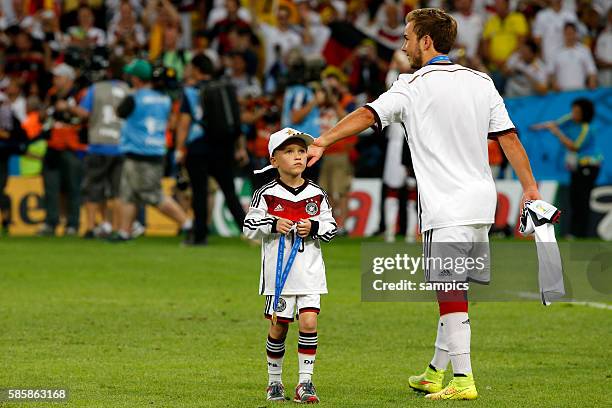 Sohn von Lukas Podolski Deutschland Louis mit Mario Götze Goetze Deutschland Germany Fussball Weltmeister Deutschland Weltmeisterschafts Finale...