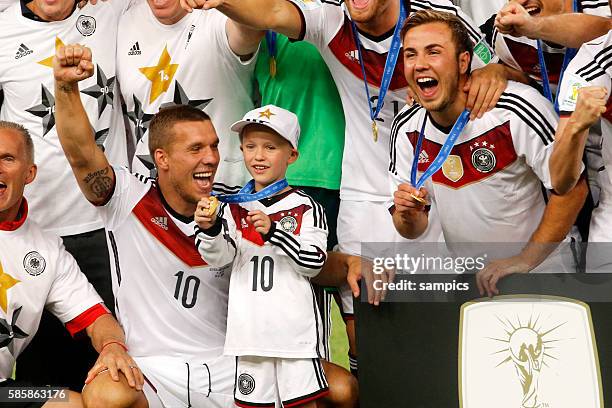 Lukas Podolski Deutschland mit Sohn Louis und Mario Götze Goetze Deutschland Germany Fussball Weltmeister Deutschland Weltmeisterschafts Finale...