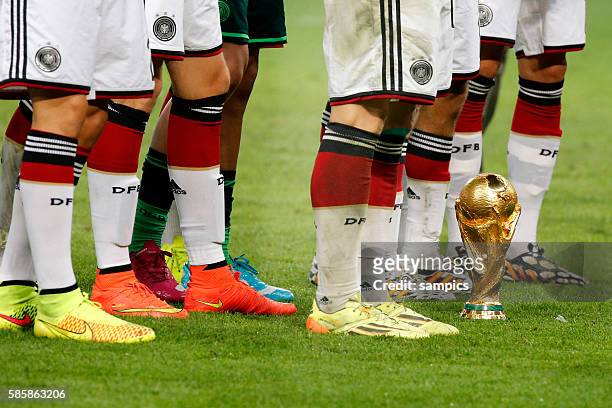 Pokal Weltmeisterschftspokal steht an den Füssen der deutschen Spieler Fussballschuhe Fussball Weltmeister Deutschland Weltmeisterschafts Finale...