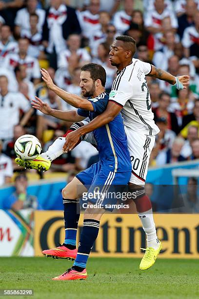 Jerome Boateng Deutschland gegen Gonzalo Higuain Argentinien Argentina ARG Fussball Weltmeister Deutschland Weltmeisterschafts Finale Deutschland 0...