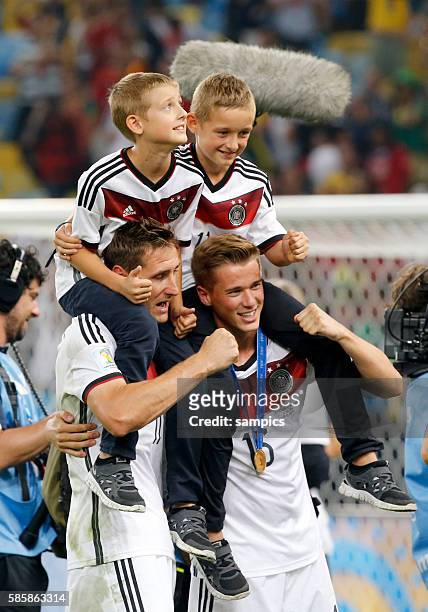 Miroslav Klose Deutschland und Durm mit Kindern auf den schultern Fussball Weltmeister Deutschland Weltmeisterschafts Finale Deutschland 0 n....