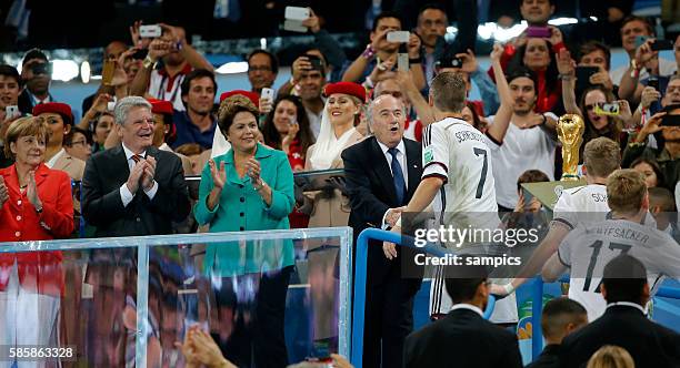 Auf dem Weg zur Siegerehrung Bastian Schweinsteiger Deutschland mit Sepp Blatter Brasilien Präsidentin Dilma Rousseff Bundespräsident Joachim Gauck...