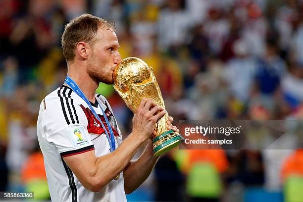 Benedikt Höwedes Deutschland mit WM Pokal Weltmeisterschaftspokal Fussball Weltmeister Deutschland Weltmeisterschafts Finale Deutschland 0 n....