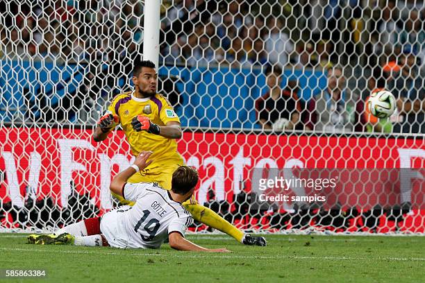 Tor Treffer zum Sieg Mario Götze Goetze Deutschland Germany Siegestor zum 1:0 Sergio Romero Argentinien Argentina ARG Fussball Weltmeister...