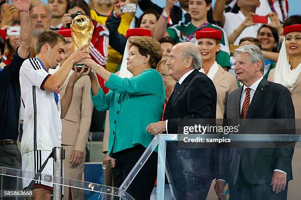 Kapitän Phlipp Lahm Deutschland Germany mit WM Pokal Weltmeisterschaftspokal bei der Siegerehrung mit Sepp Blatter Joachim Gauck und Brasilien...