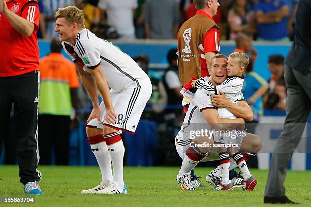 Lukas Podolski Deutschland mit Sohn Louis Toni Kroos Deutschland Fussball Weltmeister Deutschland Weltmeisterschafts Finale Deutschland 0 n....