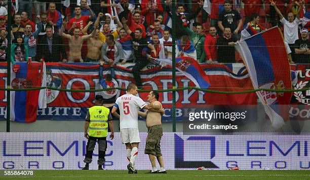 Serbien Fans sturmen den PLatz und werden von Nemanja Vidic beruhigt Fussball Vorbereitungsspiel Serbien Neuseeland zur Fussball WM 2010 in Sudafrika...