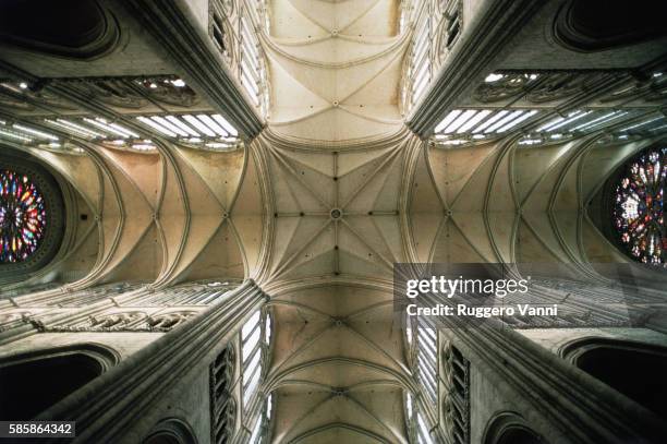 notre-dame cathedral in amiens: crossing - notre dame fotografías e imágenes de stock