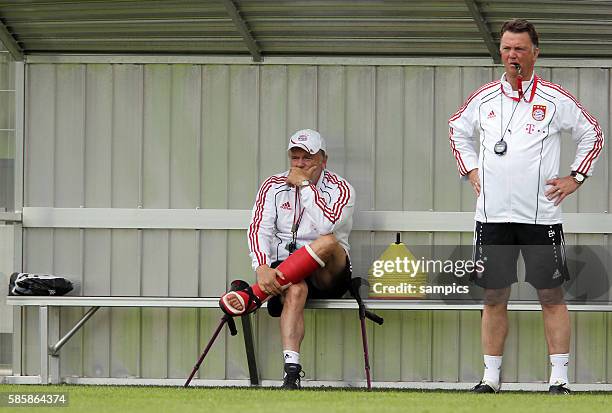 Co Trainer Hermann Gerland mit Krucken und Gipsbein und Trainer Louis van Gaal Training FC Bayern Munchen Saison 2010 / 2011