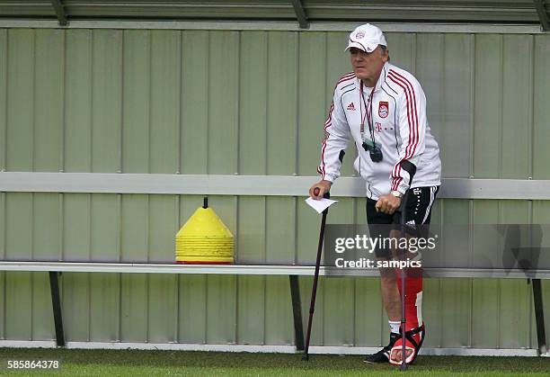 Co Trainer Hermann Gerland mit Krucken und Gipsbein Training FC Bayern Munchen Saison 2010 / 2011