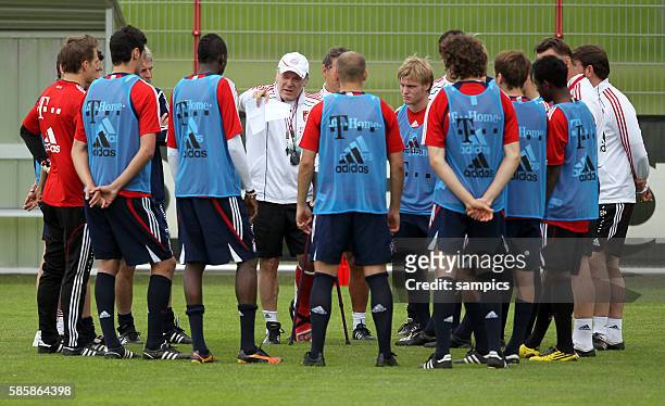 Co Trainer Hermann Gerland mit Krucken und Gipsbein Training FC Bayern Munchen Saison 2010 / 2011