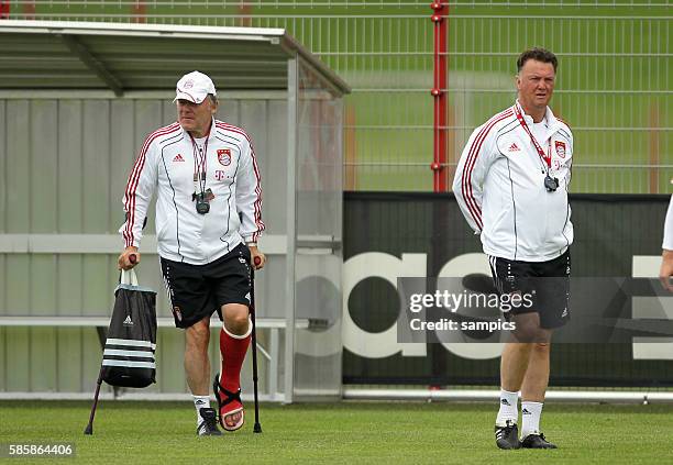 Co Trainer Hermann Gerland mit Krucken und Gipsbein und Trainer Louis van Gaal Training FC Bayern Munchen Saison 2010 / 2011