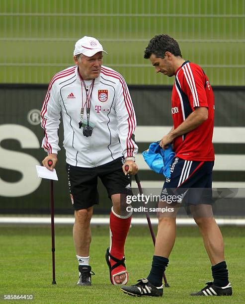 Co Trainer Hermann Gerland mit Krucken und Gipsbein mit Danny Schwarz Training FC Bayern Munchen Saison 2010 / 2011