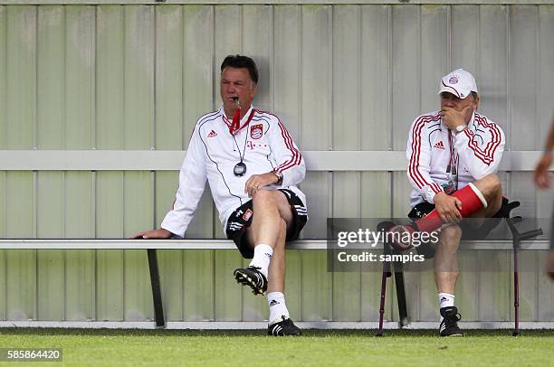 Co Trainer Hermann Gerland mit Krucken und Gipsbein und Trainer Louis van Gaal Training FC Bayern Munchen Saison 2010 / 2011