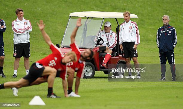 Co Trainer Hermann Gerland mit Krucken und Gipsbein Gerd Muller und Marcel Bout Training FC Bayern Munchen Saison 2010 / 2011