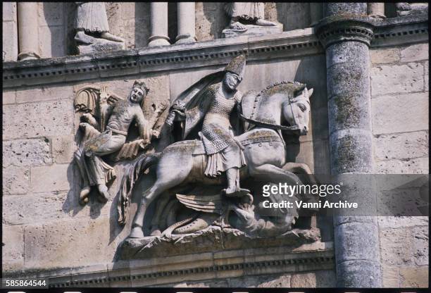 saint-pierre cathedral in angouleme: facade high-relief depicting saint george slaying the dragon - altorrelieve fotografías e imágenes de stock