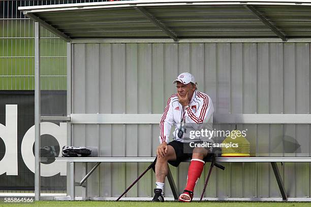 Co Trainer Hermann Gerland mit Krucken und Gipsbein Training FC Bayern Munchen Saison 2010 / 2011