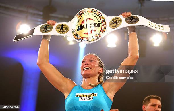 Zeigt stolz dem WM Gürtel Dr. Christine Theiss KIckboxen Frauen Steko Fightnight im Münchner Postpalast WKU Weltmeisterschaft Kampf zischen Cathy Le...