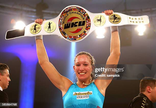 Zeigt stolz dem WM Gürtel Dr. Christine Theiss KIckboxen Frauen Steko Fightnight im Münchner Postpalast WKU Weltmeisterschaft Kampf zischen Cathy Le...