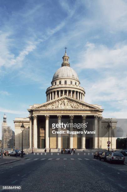 pantheon in paris: facade - panthéon photos et images de collection