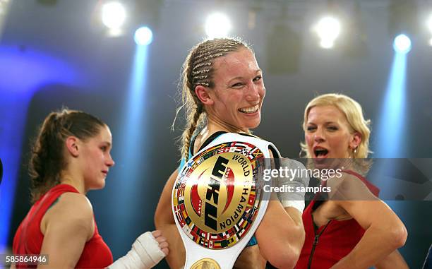 Zeigt stolz dem WM Gürtel Dr. Christine Theiss KIckboxen Frauen Steko Fightnight im Münchner Postpalast WKU Weltmeisterschaft Kampf zischen Cathy Le...