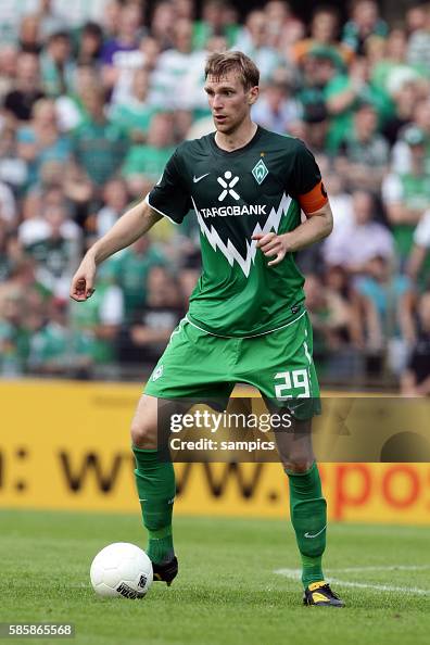 Per Mertesacker - Werder Bremen Fußball DFB-Pokal 1. Runde :... News