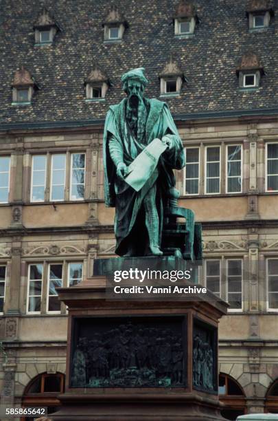 monument of gutenberg in strasbourg - johnnes gutenberg stock pictures, royalty-free photos & images