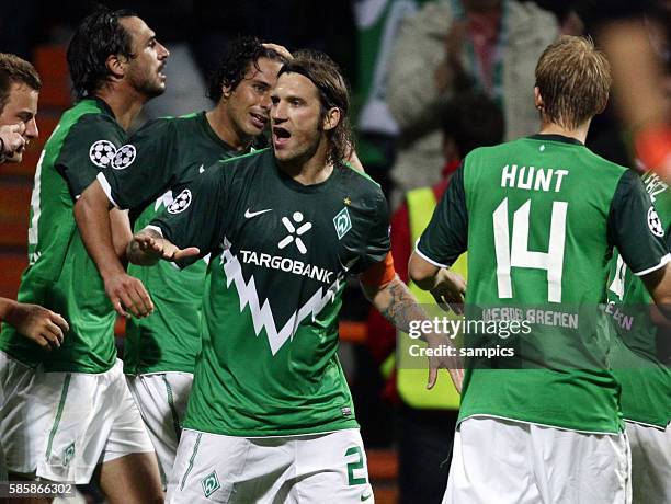 Torsten Frings jubelt mit Hugo Almeida und Claudio Pizarro nach dem 3:0 Fußball Championsleague Qualifikation Hinspiel : Werder Bremen - Sampdoria...