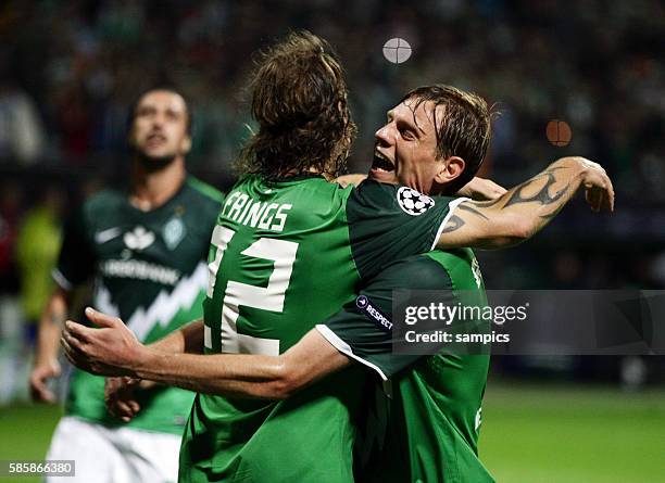 Tim Borowski jubelt mit dem Torschutzen Torsten Frings nach dem 2:0 Fußball Championsleague Qualifikation Hinspiel : Werder Bremen - Sampdoria Genua...
