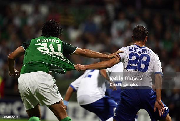 Claudio Pizarro , Daniele Castaldello Fußball Championsleague Qualifikation Hinspiel : Werder Bremen - Sampdoria Genua 18.8.2010