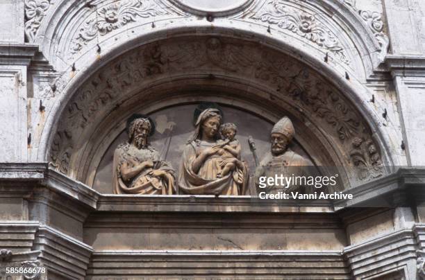 tympanum sculpture at sant'agostino in montepulciano - altorrelieve fotografías e imágenes de stock