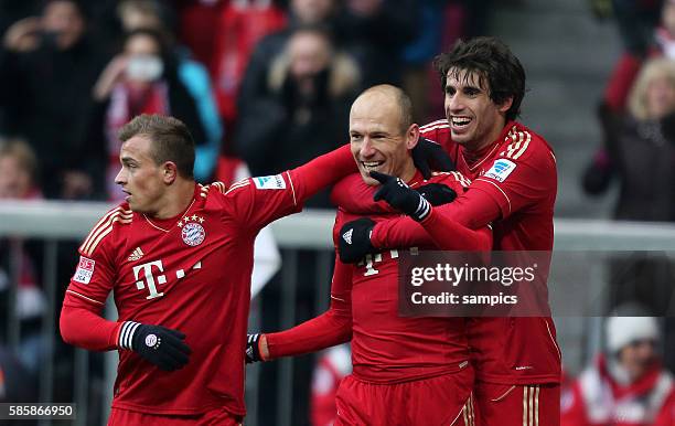 Freute sich über sein Tor Arjen ROBBEN FC Bayern München mit Xherdan Shaqiri FC Bayern München und Javi Martinez FC Bayern München 1 Bundesliga...