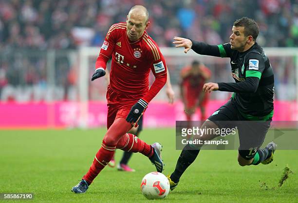 Arjen Robben vs. Lukas Schmitz 1. Fußball-Bundesliga: FC Bayern München vs. Werder Bremen