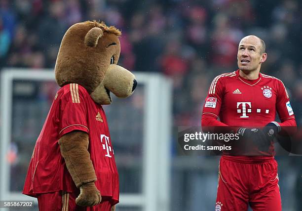 Arjen ROBBEN FC Bayern München mit Maskottchen Bernie 1 Bundesliga Fussball FC Bayern München -Werder Bremen 6:1 Saison 2012 / 2013