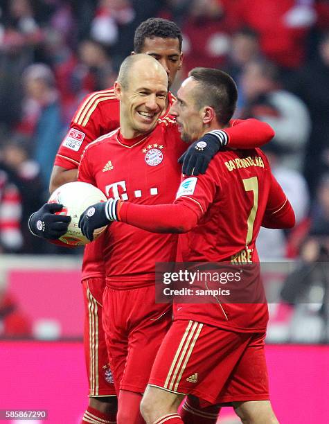 Arjen Robben mit Franck Ribéry und Jérome Boateng jubeln über Tor 1. Fußball-Bundesliga: FC Bayern München vs. Werder Bremen