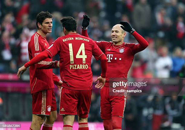 Steuerte zwei Tore bei Mario GOMEZ FC Bayern München Mario GOMEZ FC Bayern München jubelt mit Claudio Pizarro FC Bayern München und Arjen ROBBEN FC...