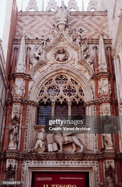 doges' palace in venice: porta della carta - doge's palace venice stock pictures, royalty-free photos & images