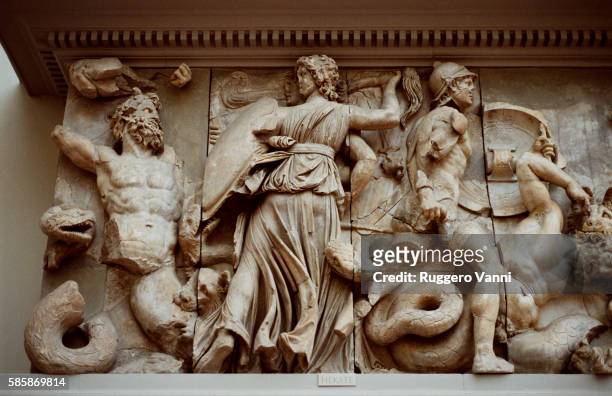 detail of east frieze of great altar of pergamon - altorrelieve fotografías e imágenes de stock