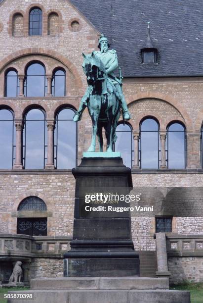 kaiserpfalz and statue of frederick i in goslar - barbarossa and beyond ストックフォトと画像