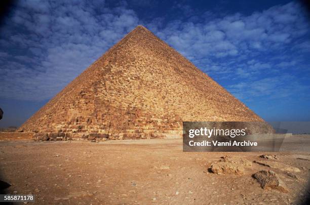 the pyramid of cheops in giza - クフ王　ピラミッド ストックフォトと画像