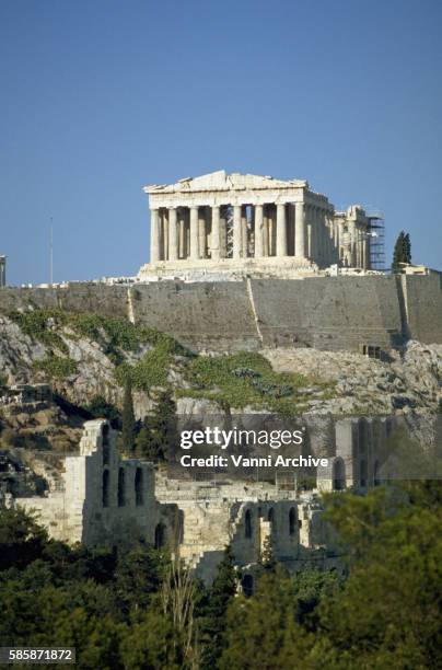 acropolis of athens: parthenon and odeion of herodes atticus - akropolis stock pictures, royalty-free photos & images