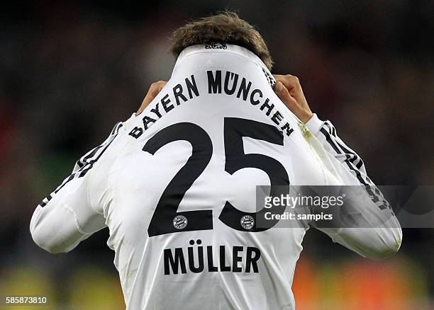 Thomas Muller Mueller konnte nicht mehr zusehen und zieht sich enttäuscht das TRikot uber den Kopf Fussball Bundesliga 1 FC Köln FC Bayern Munchen...