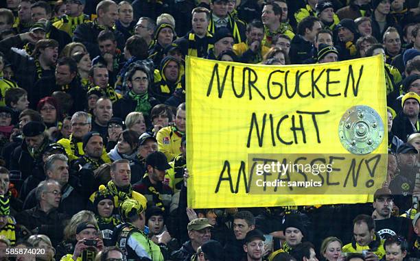 Transparent gegen Schalke von Dortmund Fans " Nur Gucken nicht Anfassen " mit der meisterschale Fussball 1 Bundesliga Borussia Dortmund - FC Schalke...