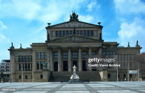 facade of konzerthaus berlin - platz der akademie fotografías e imágenes de stock